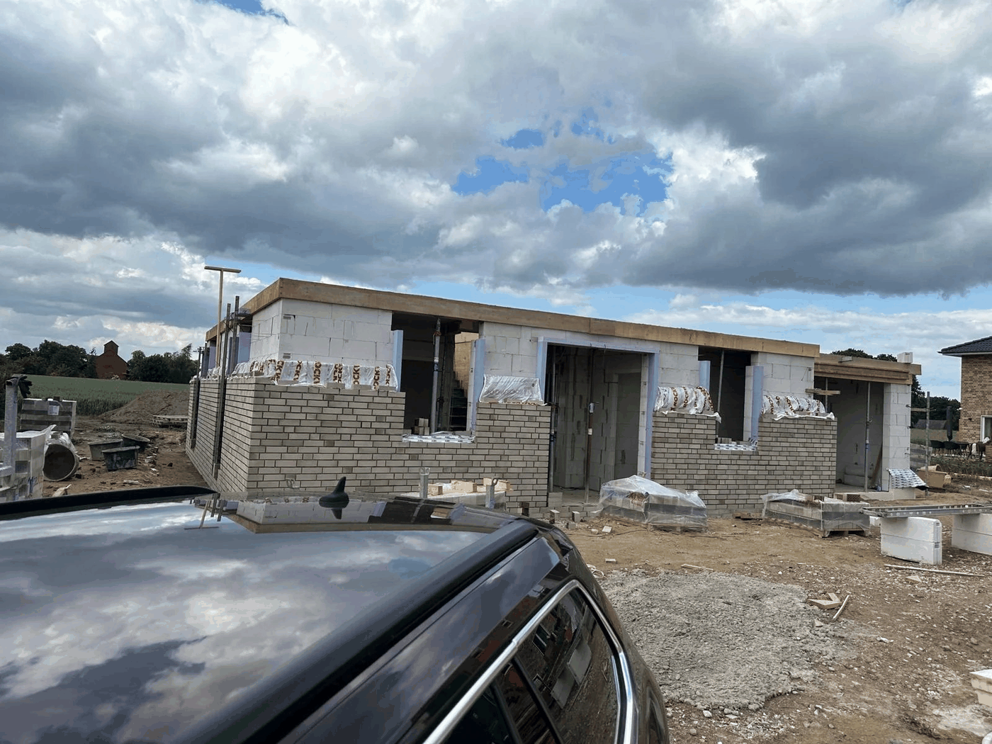 Bungalow im Rohbau mit beginnender Klinkerfassade