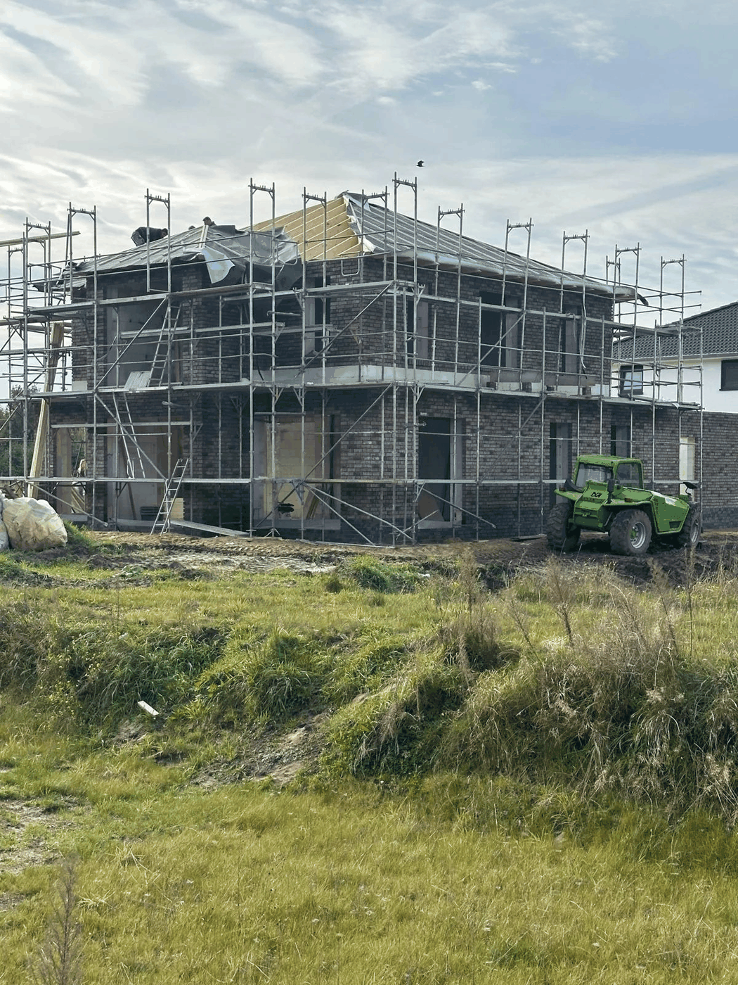 Wohnhaus in der Dach- und Fassadenphase