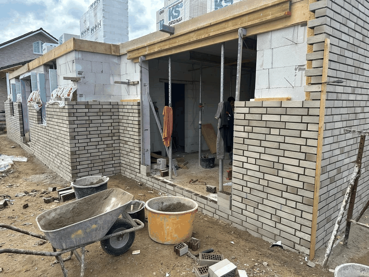 Detailaufnahme einer Klinkerfassade während der Ausführung